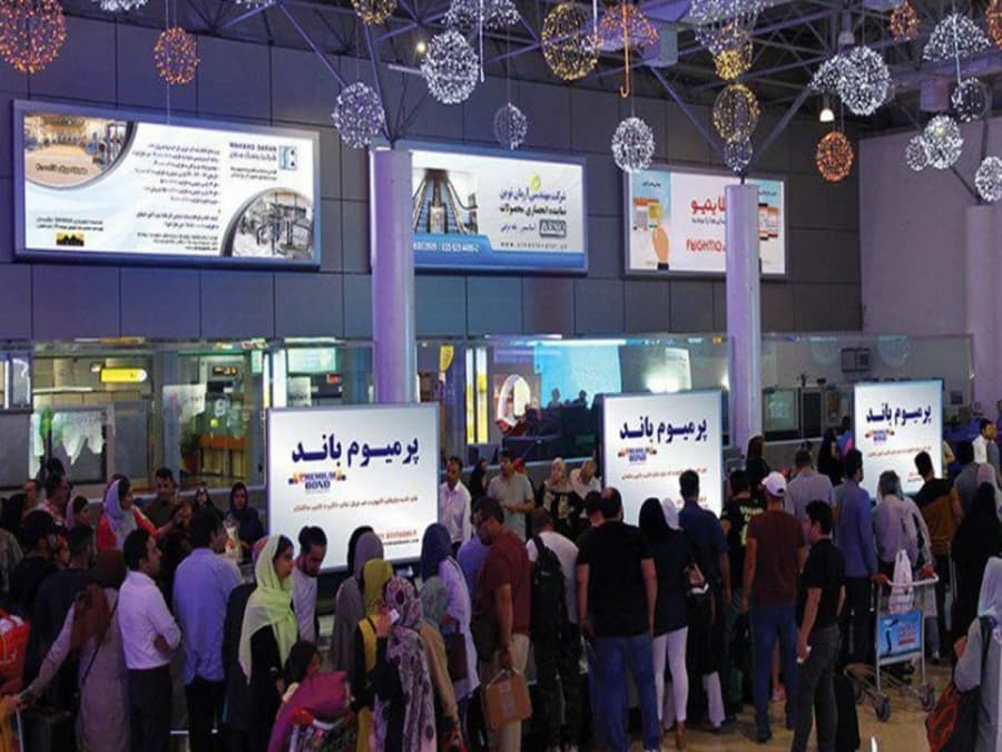 بیلبورد فرودگاه کیش بین ستون های سالن تسمه نقاله - ۲