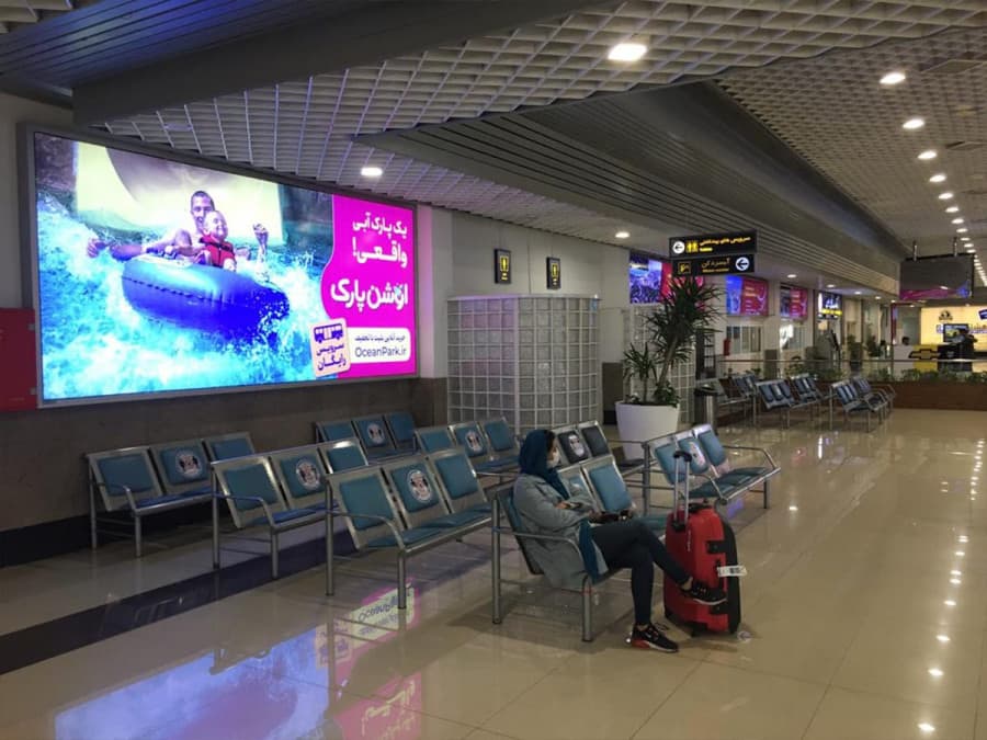 بیلبورد سالن ورود به جزیره، جنب دفتر مدیریت ترمینال